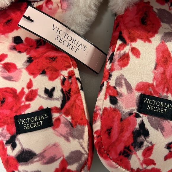 NWT - Victoria Secret slippers and matching dust bag - size L - Picture 3 of 3